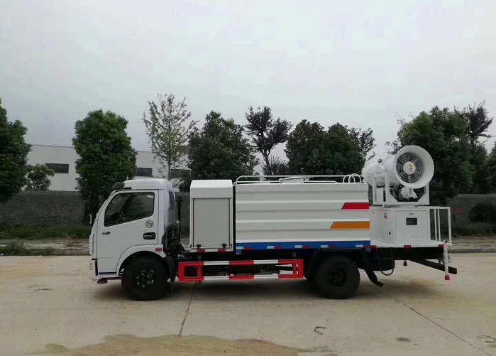 東風大多利卡D7多功能抑塵車圖片