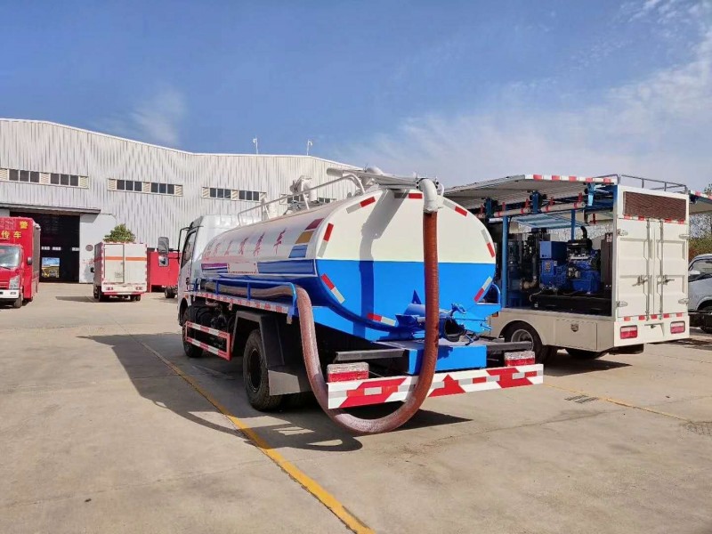 東風大多利卡7方吸糞車