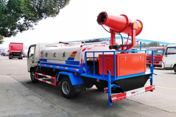 東風(fēng)小多利卡綠化噴灑車(4.5立方、30米霧炮機(jī))圖片