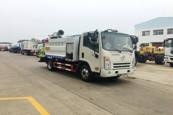 大運多功能抑塵車(5噸、30米霧炮機(jī))