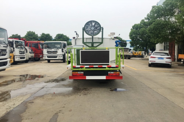 大運多功能抑塵車(5噸、30米霧炮機(jī))圖片