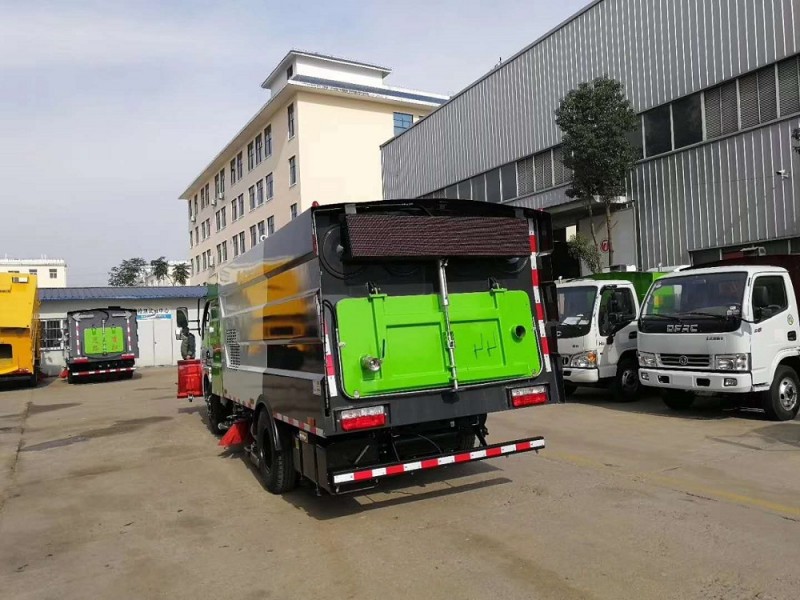 東風大多利卡8方吸塵車