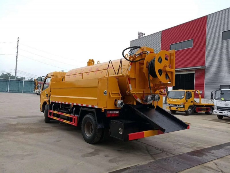 東風多利卡清洗吸污車