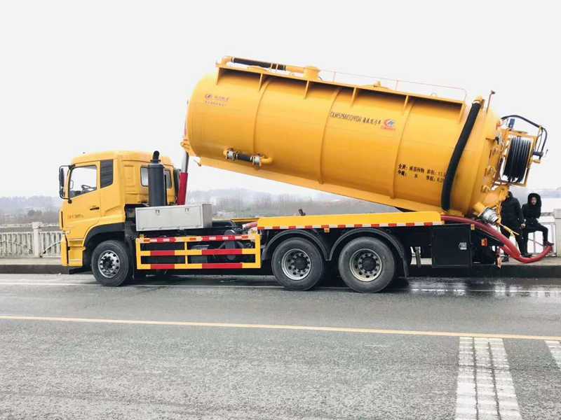 東風(fēng)天龍清洗吸污車圖片