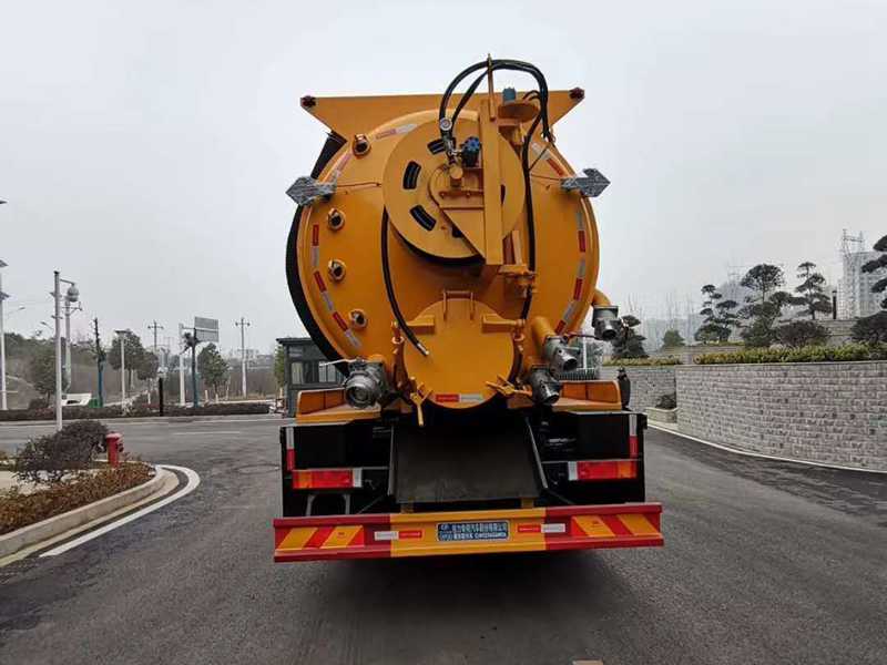 東風(fēng)天龍清洗吸污車圖片